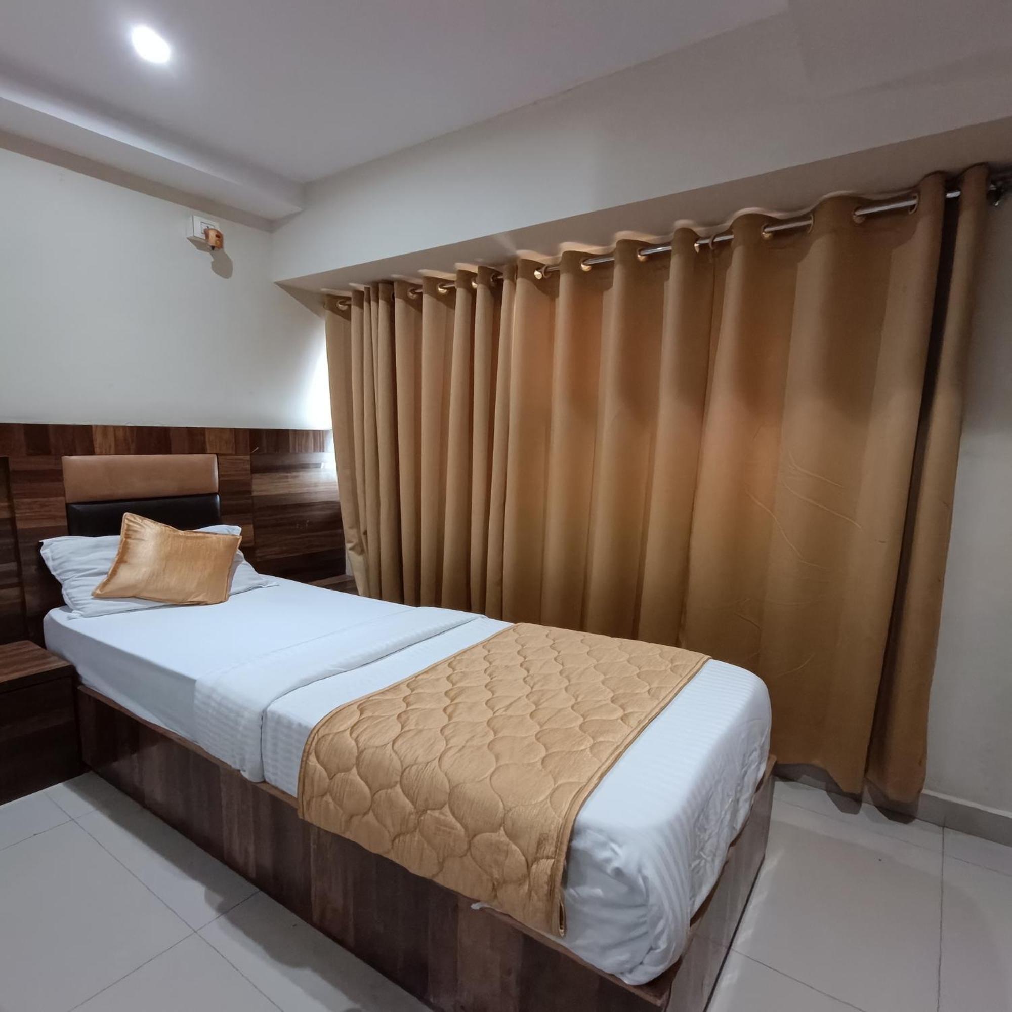 Rk Hotel-Near Grant Road Railway Station Bombaj Zewnętrze zdjęcie